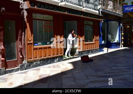 A Coruña, Espagne. 20 juin 2020. Violoniste jouant sur main Street ou Calle Real. Banque D'Images