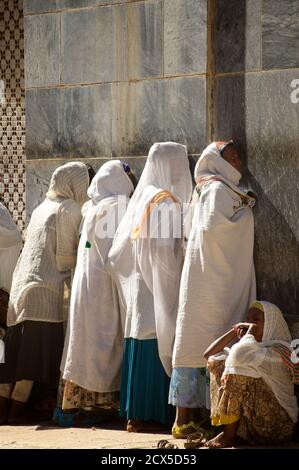 Pèlerins chrétiens visitant la cathédrale Sainte Marie de Sion de l'église orthodoxe éthiopienne. Axum, Tigray, Éthiopie. Dimanche des palmiers. Banque D'Images