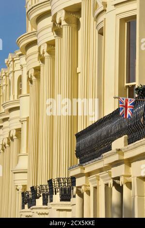 Union Jack battant à l'extérieur une Georgiantownhouse à Brunswick Square, Hove, Brighton et Hove, East Sussex, Angleterre Banque D'Images