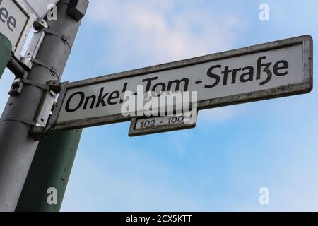 Panneau de rue Onkel-Tom-Strasse, qui doit être renommé pour des raisons racistes et politiques Banque D'Images