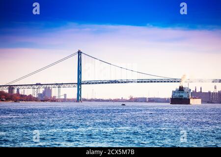 Vue sur le pont Ambassador de Detroit, MI USA à Windsor Ontario Canada et bateau de fret Banque D'Images