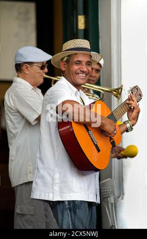 Musiciens cubains jouant au Taberna de la Muralla, Plaza Vieja, la Vieille Havane, CUBA Banque D'Images