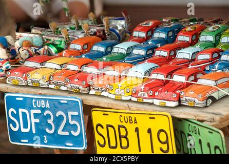 De blocage de souvenirs cubains voitures miniatures colorés. Le vintage voiture américaine est un ion culturelle à Cuba aujourd'hui. Trinidad, Cuba Banque D'Images