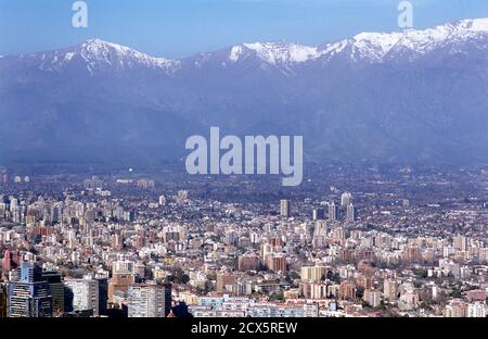 Vue panoramique sur la ville et les sommets andins environnants. Vue depuis le sommet de Cerro San Cristobal, Santiago, Chili Banque D'Images