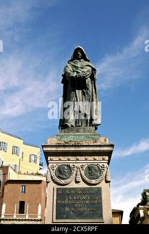 Statue de Giordano Bruno, friar italien dominicain, philosophe, mathématicien, poète, théoricien cosmologique, place Campo de Fiori, Rome, Italie, Europe Banque D'Images