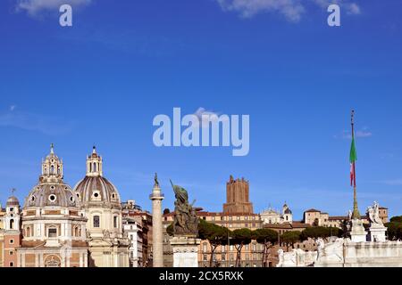 Vue panoramique du Forum romain de Trajan; églises Sainte Marie de Loreto, très Saint Nom de Marie; colonne de Trajan; Tour de la Milice. Place de Venise. Rome Banque D'Images