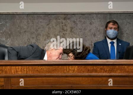Le sénateur américain Lindsey Graham (républicain de Caroline du Sud), président de la Commission judiciaire du Sénat américain et président de la Commission judiciaire du Sénat, à gauche, s'adresse au sénateur américain Dianne Feinstein (démocrate de Californie), membre de rang de la Commission judiciaire du Sénat américain, au centre, lors d'une audience à Washington, DC, Etats-Unis, le mercredi 30 septembre 2020. Le comité étudie l'enquête du Bureau fédéral des enquêtes sur la campagne de Trump de 2016 et l'ingérence des élections russes. Crédit: Stefani Reynolds/Pool via CNP | utilisation dans le monde entier Banque D'Images
