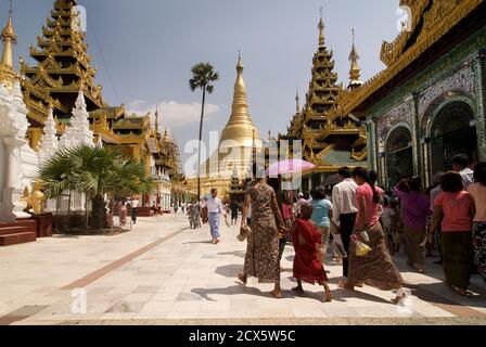 Visiteurs birmans à la Pagode Shwedagon, Rangoon, Birmanie. Myanmar Banque D'Images