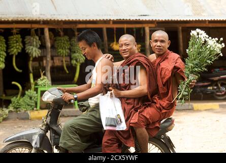 Moines voyageant à l'arrière d'une moto. Près du Mont Popa, Birmanie Banque D'Images