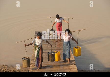 La collecte de l'eau d'un réservoir situé entre le mont Popa et Bagan Birmanie. Le Myanmar. Les préparatifs du Festival de l'eau Banque D'Images