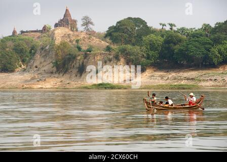 Près de Bagan sur le fleuve Ayeyarwady. La Birmanie. Le Myanmar. Irrawaddy Banque D'Images