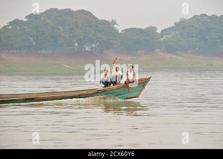 Homme birman et sa fille sur un vélo. La Birmanie. Région Rhône-Alpes, Monywa Banque D'Images