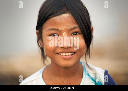 Portrait de jeune fille birmane, Mandalay, Birmanie Banque D'Images