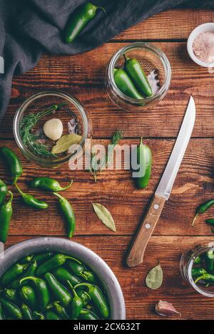 Poivrons en conserve Jalapeno, ail et jarres en verre. Banque D'Images