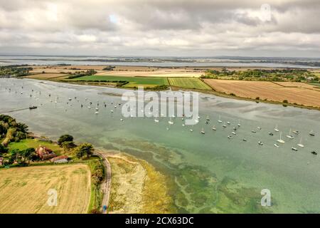 Estuaire et yachts entourés par la belle campagne du sud de l'Angleterre. Banque D'Images