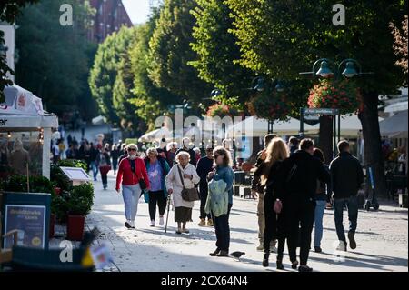 Foule de personnes à la rue Monte Cassino à Sopot. Banque D'Images