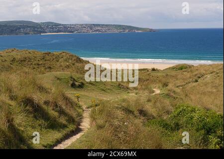 Sables et dunes de Gwithian, Cornouailles avec St Ives au-delà. Angleterre, Royaume-Uni Banque D'Images