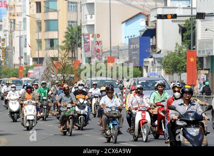 Scène de rue animée dans le centre de Ho Chi Minh Ville (Saigon). Trafic moto. Vietnam Banque D'Images