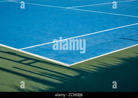 détail d'une vue à partir d'un angle d'une matière synthétique court de tennis bleu avec lignes blanches Banque D'Images