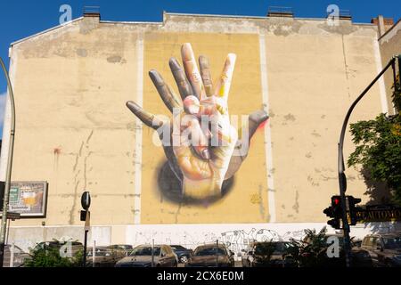 'Unter Der Hand' une peinture artistique de façade par case Maclaim Banque D'Images