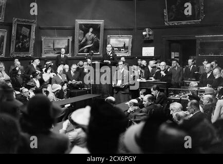 LONDRES : une vente aux enchères de Christie à Londres dans les années 1930 Banque D'Images