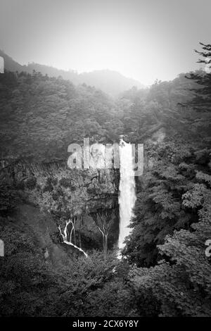 Chutes Kegon à Nikkō Parc National près de Nikkō, le Japon est considéré comme l'un des top 100 des cascades. Banque D'Images