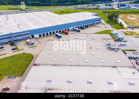 Vue aérienne de drone d'un groupe de grands entrepôts industriels modernes Ou des bâtiments d'usine dans la zone de la ville de banlieue.terminal de transport de fret de logistique Banque D'Images