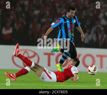 Fabio Ramos R Of Peru S Real Garcilaso Fights For The Ball With Vicente Ambrosi Of Paraguay S Cerro Porteno During Their Copa Libertadores Soccer Match In Asuncion February 21 13 Reuters Jorge Adorno Paraguay