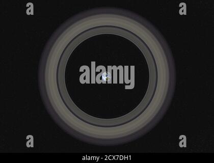 Planète Terre et lune avec anneau Saturne dans l'espace à l'échelle réelle. Éléments de cette image fournis par la NASA. Banque D'Images