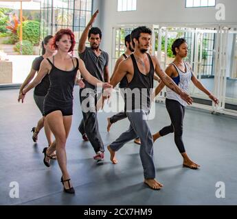 Danabierta Dance Troupe, La Havane, Cuba, 20 nov., 2017 - pratiques de la compagnie de danse de leur dernière routine de performance Banque D'Images