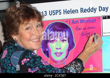 19 août 2013 - Los Angeles, Californie, États-Unis - Helen Reddy. Le dévoilement d'un nouveau timbre de postage des États-Unis mettant en vedette Helen Reddy le 19 août 2013 à l'hôtel de ville de West Hollywood, West Hollywood, CA.USA.(Credit image: © TLeopold/ZUMA Wire) Banque D'Images