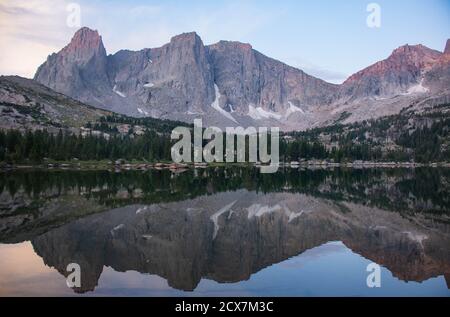 Lever du soleil au magnifique Cirque des Tours, vu depuis le lac Lonesome, Wind River Range, Wyoming, États-Unis Banque D'Images