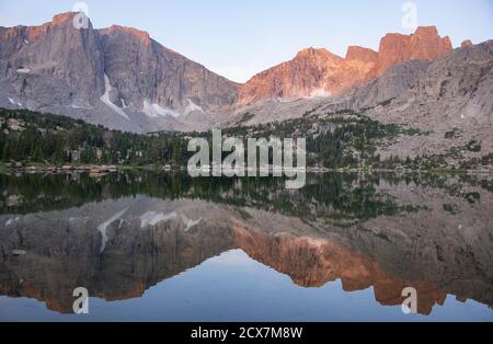 Lever du soleil au magnifique Cirque des Tours, vu depuis le lac Lonesome, Wind River Range, Wyoming, États-Unis Banque D'Images