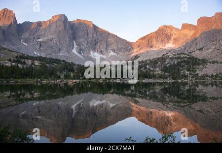 Lever du soleil au magnifique Cirque des Tours, vu depuis le lac Lonesome, Wind River Range, Wyoming, États-Unis Banque D'Images