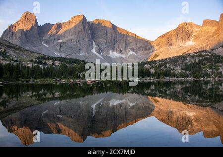 Lever du soleil au magnifique Cirque des Tours, vu depuis le lac Lonesome, Wind River Range, Wyoming, États-Unis Banque D'Images