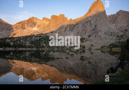 Lever du soleil au magnifique Cirque des Tours, vu depuis le lac Lonesome, Wind River Range, Wyoming, États-Unis Banque D'Images