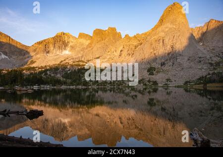 Lever du soleil au magnifique Cirque des Tours, vu depuis le lac Lonesome, Wind River Range, Wyoming, États-Unis Banque D'Images