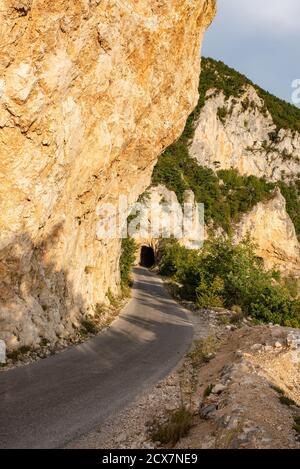 Tunnel dans la montagne rocheuse sur la route de Durmitor à la ville de Pluzine près du lac Piva au Monténégro. Banque D'Images