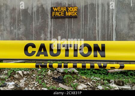 Mandaluyong, région de la capitale nationale, Philippines. 30 septembre 2020. Un ruban de mise en garde et un panneau sur le mur pour rappeler de porter le masque facial dans la ville de Mandaluyong sur 25. Crédit : George BUID/ZUMA Wire/Alay Live News Banque D'Images