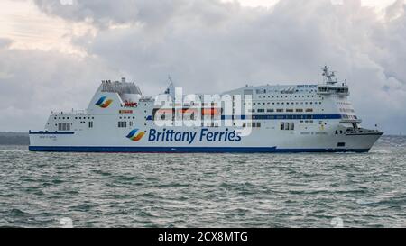 Les ferries de Bretagne MV Mont St Michel arrivant en soirée à Portsmouth, Royaume-Uni, le 23 septembre 2020. Banque D'Images