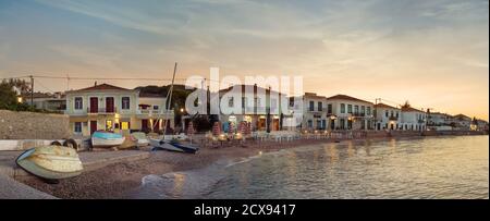 Vue panoramique sur la côte, les tavernes, les restaurants et les vieux bâtiments de Spetses, Grèce. Banque D'Images