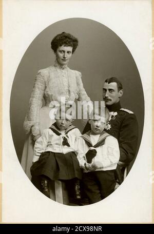 1903 c., Kopenhagen , DANEMARK : le futur roi du Danemark CHRISTIAN X ( 1870 - 1947 , roi de 1912 ) avec femme future reine ALEXANDRINE de Mecklembourg-Schwerin ( 1879 - 1952 ) et fils: Le futur roi FREDERICK IX ( 1899 - 1972 ) et le prince KNUD ( 1900 - 1976 ) . Photo de Carl sonne , Copenhague . Christian était le fils du roi Frédéric VIII ( 1843 - 1912 ) et de Louise de Suède ( de Bernadotte , 1851 - 1926) . - Maison de Glücksburg - GLUCKSBURG - DANIMARCA - FRIEDRICH - FOTO STORICHE - HISTOIRE - royauté danoise - nobili - nobiltà danese - portrait - ritratto - bachigi - moustache - collier - Banque D'Images