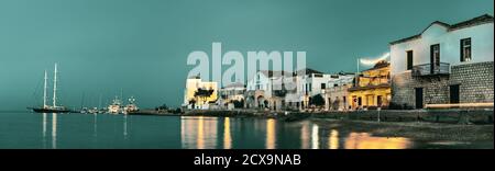 Vue panoramique sur la côte et les vieux bâtiments le soir, Spetses, Grèce. Banque D'Images