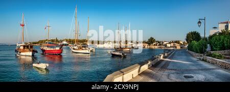 Vue panoramique sur les voiliers du vieux port de Spetses. Grèce. Banque D'Images