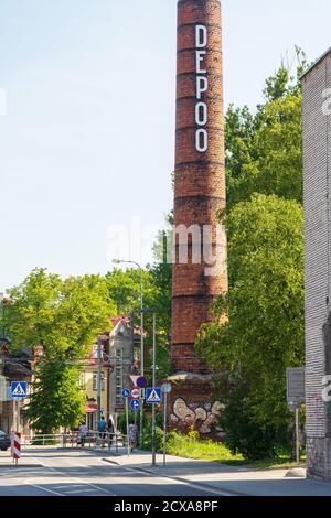 Ancienne cheminée d'usine avec texte Depoo à Telliskivi Tallinn Estonie Banque D'Images