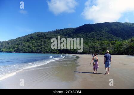 Personnes marchant sur la plage de Cow Bay, parc national de Daintree, Queensland, Australie. Pas de MR Banque D'Images