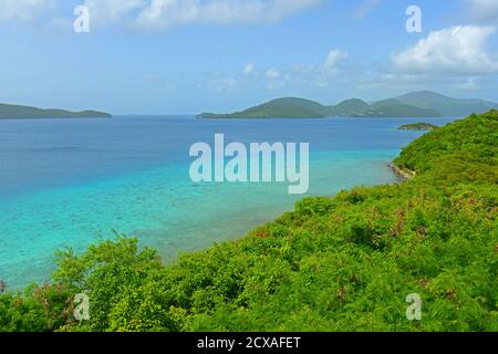 Vue aérienne des îles Vierges britanniques et de la baie de Leinster, depuis le parc national de Virgin Island, aux États-Unis. Banque D'Images