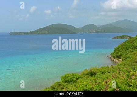 Vue aérienne des îles Vierges britanniques et de la baie de Leinster, depuis le parc national de Virgin Island, aux États-Unis. Banque D'Images