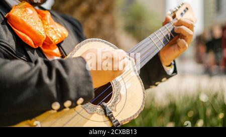 Mariachi à Mexico joue un Vihuelain mexicain Banque D'Images