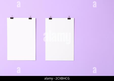 Affiches vierges accrochées au mur de couleur Banque D'Images